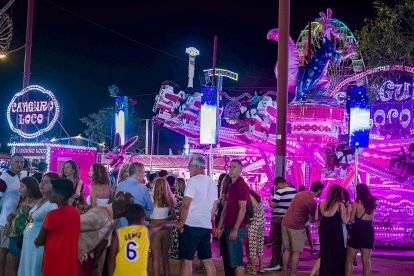 Gran ambiente entre los \'Cacharricos\' del Recinto Ferial.