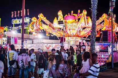 Colas y gran expectación para subirse a las atracciones y disfrutar de estos días de diversión.