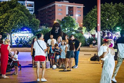 Una familia posa junto al gorila que se encuentra a la entrada del Recinto Ferial.