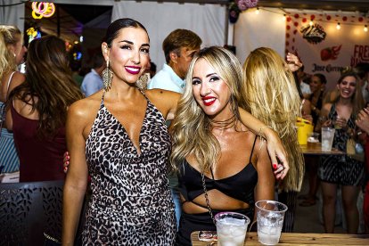 Dos amigas disfrutando en una de las casetas durante la primera noche de Feria.