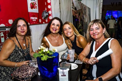 María José Cava, Mar Rey, María del Mar Berenguel y Laura Cava disfrutando de la música y compañía.