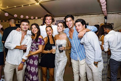 Un grupo de amigos disfrutando de la Feria de Almería en el Recinto Ferial.