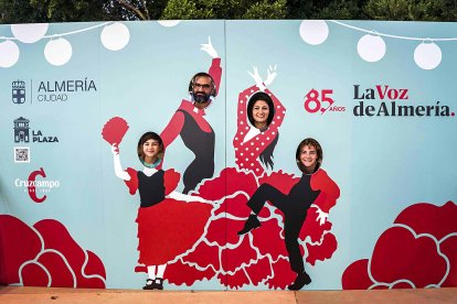 Una familia posando en el photocall de de Siente La Plaza, Cruzcampo, Ayuntamiento de Almería y LA VOZ en el Recinto Ferial.