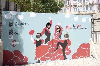 Pareja posando sonrientes en el photocall gracias a Siente la Plaza, Cruzcampo, Ayuntamiento y LA VOZ.