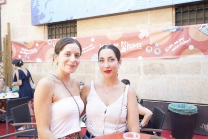 Paqui Alcaraz, de Murcia, y Raquel Ruiz, de El Ejido, comiendo en el ambiente de feria.