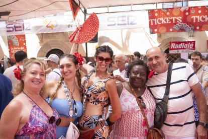 Manoli, Noemí, Lola, Irene y Jesús, que estaban bailando flamenco.