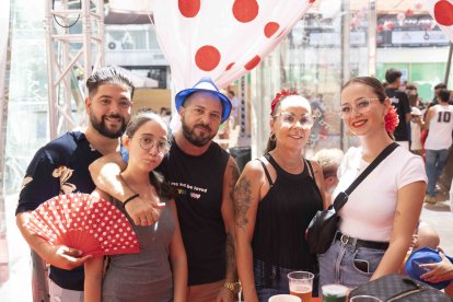 Victor, Sheila, Nerea, Ana y Bryan, familia almeriense que bailaba sevillanas.
