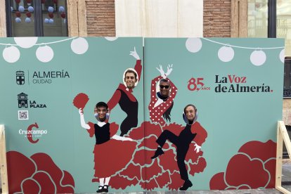 Pablo, Dani, David y Luis, una familia y sus amigos, posando en el photocall de La Voz, Siente La Plaza, Cruzcampo y Ayuntamiento de Almería.