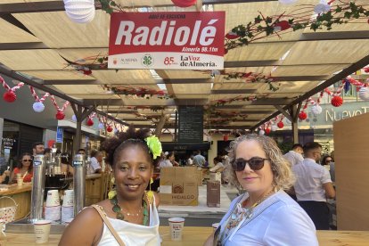 Irma y Mirirkia, cubanas residentes en Almería desde hace 20 y 11 años respectivamente, en el ambigú de Almedina.