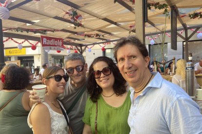 Rosario, Juan Antonio, Raquel y Salvador, amigos de Almería, en el ambigú de Almedina.