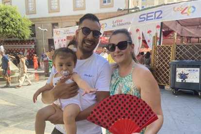 Dani, Sophie y Thea, una familia francesa de Lyon que disfruta de la feria en el ambigú de Kuver.
