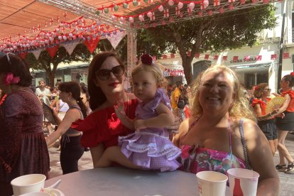 Olivia, Sara y Mar, una familia que está a medio camino entre Almería e Inglaterra, en el ambigú de La Clásica.