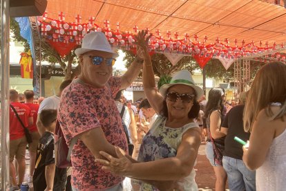 Fran y Maite, una pareja que ha venido a la feria para bailar sevillanas, en el ambigú de La Clásica.
