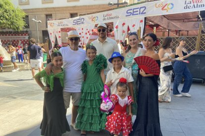 La familia Sánchez en la feria de Almería, llegada desde Lyon para disfrutar de las fiestas y ataviada para la ocasión.