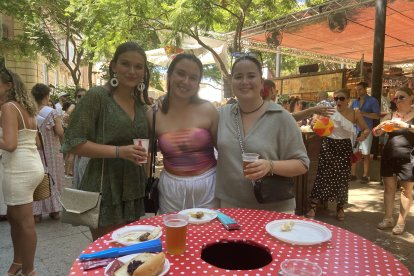Alba, Vanesa y Candela, amigas que disfrutan del ambigú de la Caseta de El Estribo.