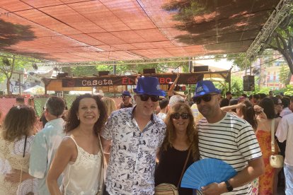Una pareja y sus amigos de Alicante, en el ambigú de la Caseta de El Estribo.
