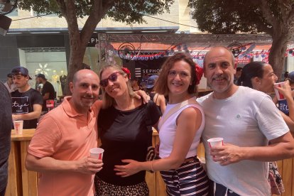 Jesús, Mercedes, María José y Santiago, de Almería y Castilla La Mancha, disfrutan de la feria en la caseta de la Hermandad de la Estrella.