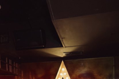 Un grupo de amigos pasándolo en grande en Premium Black.