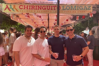 Álvaro, Ángel, Luis y Álvaro, amigos almerienses en el ambigú de la Plaza Virgen del Mar.