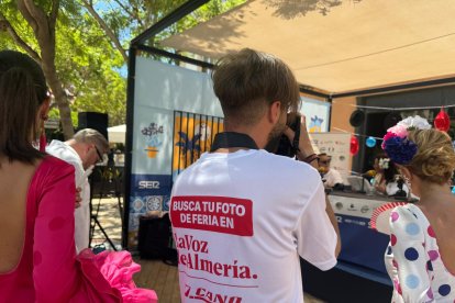 Imagen del fotógrafo de LA VOZ con una de las camisetas de la mano de JCANO.
