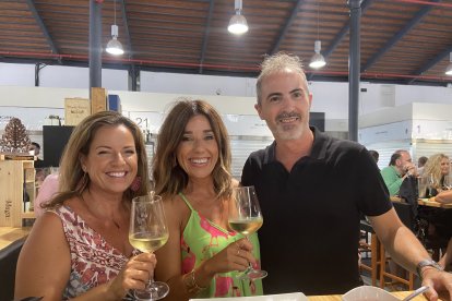 María, Lola y José Manuel sosteniendo una copa de vino en la mano en la apertura de la feria del mediodía de Almería.