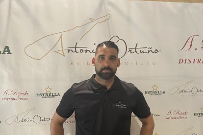 Antonio Ortuño, gerente del local que lleva abierto un año y medio, posando ante el photocall del establecimiento.