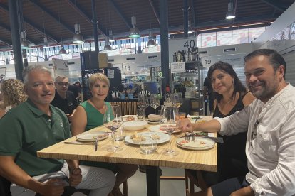 Felipe Cazorla, Crescen Mesas, Mónica Alonso y Víctor Vedia, almerienses y granadinos disfrutando del marisco del local.