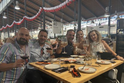 Pedro disfrutando de su soltería junto a Carlos Fuentes, Juan José Leiva, María del Mar Buendía y Nuria Díaz, residentes en Aguadulce y Balerma