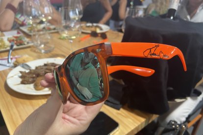 Gafas regaladas por el local a cada uno de los comensales que han acudido a comer a la feria del mediodía.