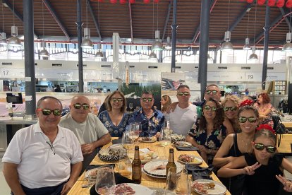Las familias tabernenses, cuya amistad se originó en Viena y Bratislava, posando ante la cámara de La Voz.