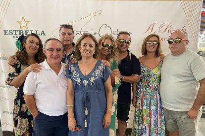 Dos familias que se conocieron en Viena y Bratislava ante el photocall Ortuño.