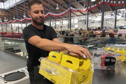 Christian Berenguel, chapista desde los 16 años y trabajador en Ibéricos Ortuño durante la feria.