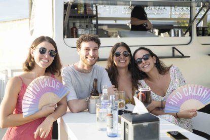 Lucia Perales, Lucas Andrés, María de Torres y Ana Guarnido disfrutando del tardeo en Ático HO en el primer día de Feria del Mediodía.