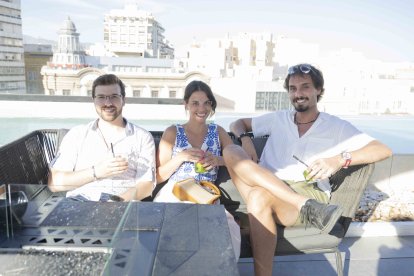 Miguel Ángel, Beatrice y Antonio, grupo de amigos en Ático HO.