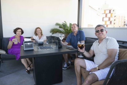 Marí Carmen Belmonte, Elena Mateos, José Morales y Antonio Partido pasando la tarde en Ático HO.