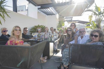 Grupo de amigos celebrando el cumpleaños de Mari Carmen Varón.