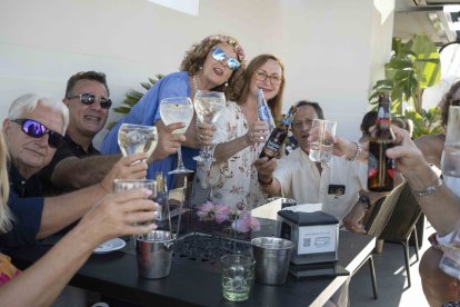 Brindis celebrando el cumpleaños de Mari Carmen Varón.