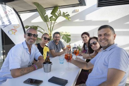 Daniel, Mercedes, José, Verónica, Leire y Francis bebiendo sus consumiciones recién llegadas y fresquitas.