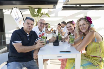 Paco, Juan, Gema y Alicia antes de beber sus mojitos recién hechos.