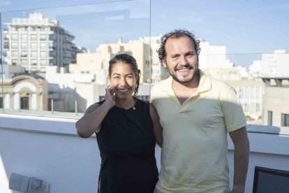 Ángeles y Ramón pasándolo bien tras bañarse en la piscina de Ático HO.