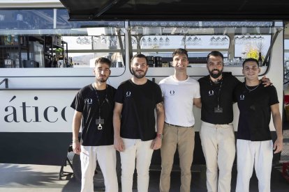 Grego Díaz, Josete, Joaquín, Paco y Jero, camareros de Ático HO que se han encargado de ofrecer el mejor servicio y cócteles a todos los clientes.