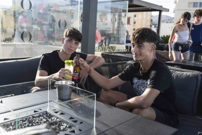 Cristian Zapata y Elías Hamza, dos amigos tomándose un cóctel y una cerveza.