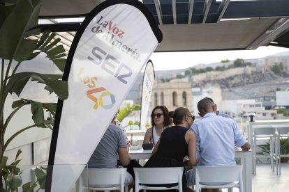 Grupo de amigos disfrutando de las mejores vistas con sus cócteles.