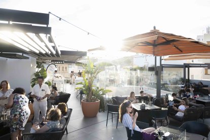 Ambientazo en la primera tarde después de la Feria de Almería en Ático HO.