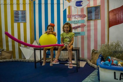 Las pequeñas Valentina y Anita también disfrutaron en la caseta La Pita.