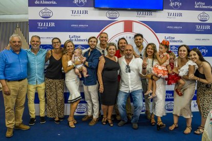 La familia Salvador pasó una agradable velada en la caseta La Pita, un punto de encuentro inmejorable en el Recinto Ferial.