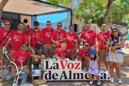 Disfrutando de la Feria del Mediodía con la Charanga de LA VOZ y MRW.