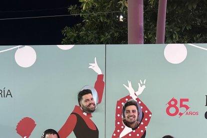 Disfrutando de la Feria en el photocall de LA VOZ, Siente La Plaza, Cruzcampo y Ayuntamiento de Almería.