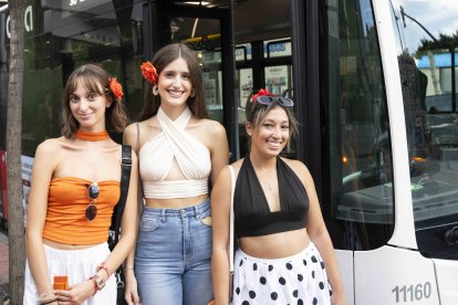 Olga López, Esperanza López y Adriana Carreño a punto de coger el autobús para ir a la Feria de Almería.