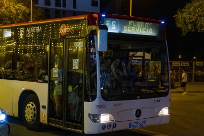 La conductora de Surbus y los pasajeros saludando tras salir desde el recinto ferial y volver a sus respectivos destinos.